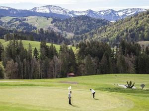Beim Golfurlaub in Haubers Naturresort in Oberstaufen genießen Gäste neben dem Sport auch das Allgäuer Bergpanorama Beim Golfurlaub in Haubers Naturresort in Oberstaufen genießen Gäste neben dem Sport auch das Allgäuer Bergpanorama