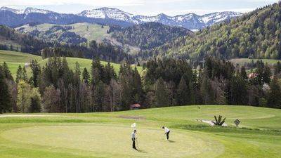 Beim Golfurlaub in Haubers Naturresort in Oberstaufen genießen Gäste neben dem Sport auch das Allgäuer Bergpanorama