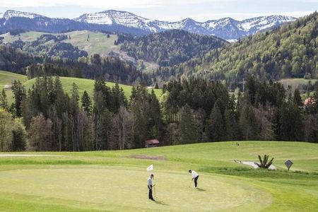 Beim Golfurlaub in Haubers Naturresort in Oberstaufen genießen Gäste neben dem Sport auch das Allgäuer Bergpanorama