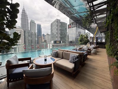Highlight für Nachtschwärmer: die Rooftop-Bar im 21. Stock mit Infinity Pool und Sundowner-Panorama