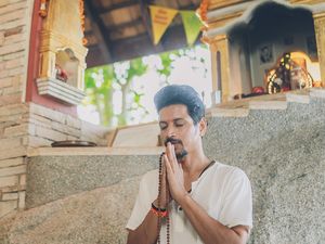 Beim neuen Programm „Sacred Renewal“ im Kamalaya Wellness Sanctuary auf Koh Samui/Thailand geben die Mondphasen den Rhythmus für Praktiken und Anwendungen vor Beim neuen Programm „Sacred Renewal“ im Kamalaya Wellness Sanctuary auf Koh Samui/Thailand geben die Mondphasen den Rhythmus für Praktiken und Anwendungen vor