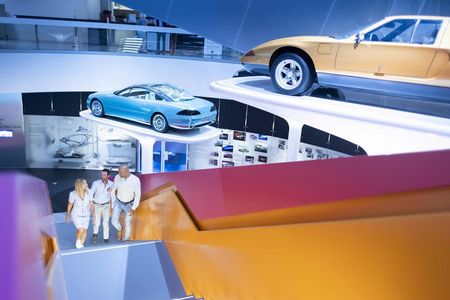 Mit dem ersten Verbrennungsmotor legte Gottlieb Daimler den Grundstein für das moderne Automobil – im Mercedes-Benz-Museum in Stuttgart gehen Besucher auf Zeitreise
