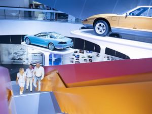 Mit dem ersten Verbrennungsmotor legte Gottlieb Daimler den Grundstein für das moderne Automobil – im Mercedes-Benz-Museum in Stuttgart gehen Besucher auf Zeitreise