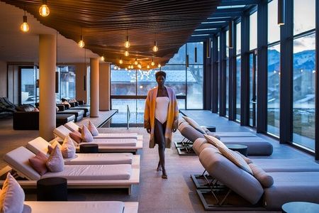Im 1.300 Quadratmeter großen Wellnessbereich des Südtiroler Hotels Weisses Kreuz in Burgeis verschmilzt die Vinschger Natur mit dem schlichten Design des Aura Mea Spa