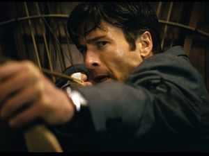 Becket (Glen Powell) greift zu ungewöhnlichen Mitteln, um seine Cousins auszuschalten Becket (Glen Powell) greift zu ungewöhnlichen Mitteln, um seine Cousins auszuschalten