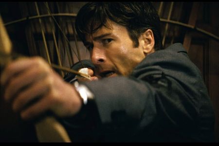 Becket (Glen Powell) greift zu ungewöhnlichen Mitteln, um seine Cousins auszuschalten