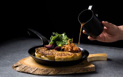 In Haubers Naturresort in Oberstaufen werden traditionelle Allgäuer Krautkrapfen mit Zwiebelsud, etwas Miso Paste aus dem Schwarzwald und marinierten Wiesenkräutern serviert