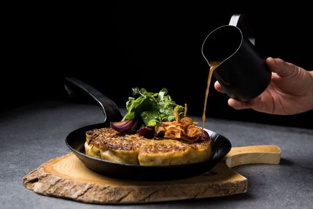 In Haubers Naturresort in Oberstaufen werden traditionelle Allgäuer Krautkrapfen mit Zwiebelsud, etwas Miso Paste aus dem Schwarzwald und marinierten Wiesenkräutern serviert