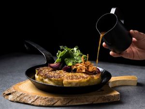 In Haubers Naturresort in Oberstaufen werden traditionelle Allgäuer Krautkrapfen mit Zwiebelsud, etwas Miso Paste aus dem Schwarzwald und marinierten Wiesenkräutern serviert In Haubers Naturresort in Oberstaufen werden traditionelle Allgäuer Krautkrapfen mit Zwiebelsud, etwas Miso Paste aus dem Schwarzwald und marinierten Wiesenkräutern serviert