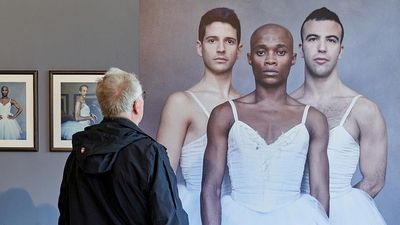 Ausstellungsbesucher vor Michael Dannenmanns Fotografie von Carlos Renedo, Boysie Dikobe und Davide Marongiu - Tänzer des New Yorker „Les Balletts Trockadero de Monte Carlo“