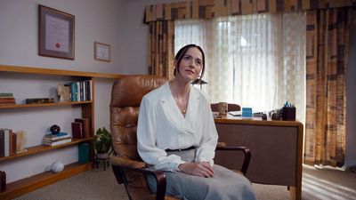 Die Therapeutin Mary (Renate Reinsve) versucht Clark zu helfen. Foto: © Constantin Film