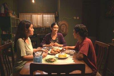 Arumi (Zulfa Maharam), Johans Mutter (Marissa Anita) und Johan (Yusuf Mahardika) beim gemeinsamen Essen, nachdem Arumi eingezogen ist. Foto: Cologne Cine Collective