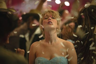 Schon vor ihrer Heirat mit Jackson (Robert Pattinson) schwankt Grace (Jennifer Lawrence) zwischen Liebe und Wahnsinn