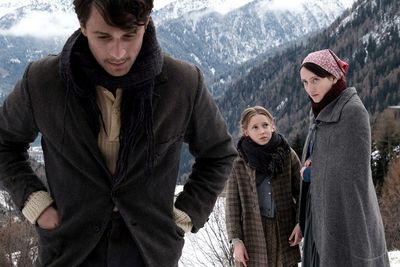 Der Beginn einer Liebe: Pietro (Giuseppe De Domenico), Flavia (Anna Thaler) und Lucia (Martina Scrinzi)
