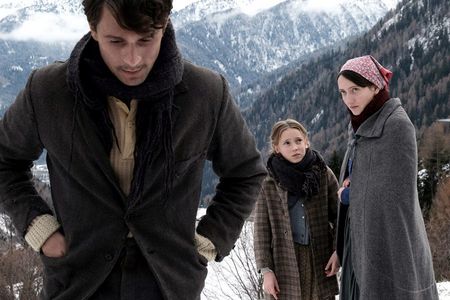 Der Beginn einer Liebe: Pietro (Giuseppe De Domenico), Flavia (Anna Thaler) und Lucia (Martina Scrinzi)