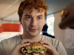 Braucht beide Hände: Der neue "M" von McDonald's 