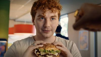 Braucht beide Hände: Der neue "M" von McDonald's 