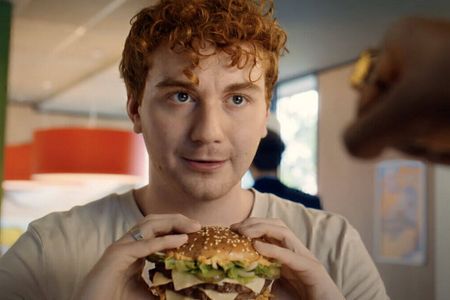 Braucht beide Hände: Der neue "M" von McDonald's 