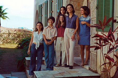 Bitte recht freundlich: Eunice Paiva (FernandaTorres) und ihre fünf Kinder mimen eine glückliche Familie für den Fotografen eines Klatschblatts