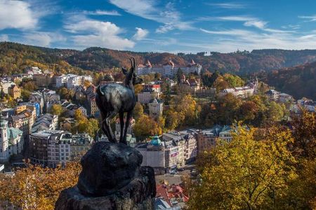 Ein Bock mit bestem Blick: Der Hirschsprung wacht hoch über den Dächern von Karlsbad – eines der bekanntesten Fotomotive der westböhmischen Kurstadt