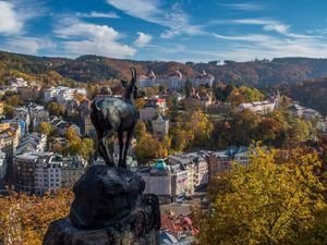 Ein Bock mit bestem Blick: Der Hirschsprung wacht hoch über den Dächern von Karlsbad – eines der bekanntesten Fotomotive der westböhmischen Kurstadt Ein Bock mit bestem Blick: Der Hirschsprung wacht hoch über den Dächern von Karlsbad – eines der bekanntesten Fotomotive der westböhmischen Kurstadt