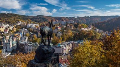Ein Bock mit bestem Blick: Der Hirschsprung wacht hoch über den Dächern von Karlsbad – eines der bekanntesten Fotomotive der westböhmischen Kurstadt
