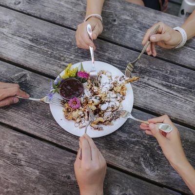 Beim Kaiserschmarrn-Kurs mit Schritt-für-Schritt-Anleitungen