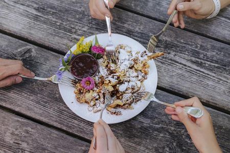 Beim Kaiserschmarrn-Kurs mit Schritt-für-Schritt-Anleitungen