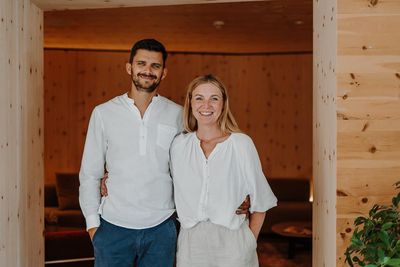Inhaber und Hotelchef des Naturhotel Leitlhof Stephan Mühlmann und seine Frau Evelin freuen sich über den vierten World Travel Award in der Kategorie „Europe’s Leading Green Hotel 2023"