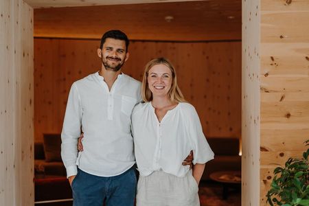 Inhaber und Hotelchef des Naturhotel Leitlhof Stephan Mühlmann und seine Frau Evelin freuen sich über den vierten World Travel Award in der Kategorie „Europe’s Leading Green Hotel 2023"