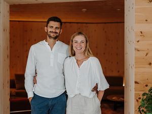 Inhaber und Hotelchef des Naturhotel Leitlhof Stephan Mühlmann und seine Frau Evelin freuen sich über den vierten World Travel Award in der Kategorie „Europe’s Leading Green Hotel 2023"