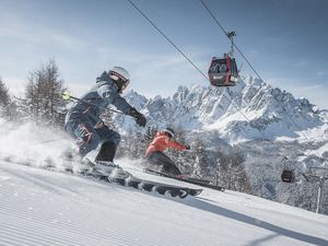 Glitzernde Schneeflächen treffen auf schroffe Felswände: Beim Skifahren im „3 Zinnen Dolomites“ nahe dem Naturhotel Leitlhof zeigt sich das UNESCO Welterbe Dolomiten voller Kontraste Glitzernde Schneeflächen treffen auf schroffe Felswände: Beim Skifahren im „3 Zinnen Dolomites“ nahe dem Naturhotel Leitlhof zeigt sich das UNESCO Welterbe Dolomiten voller Kontraste