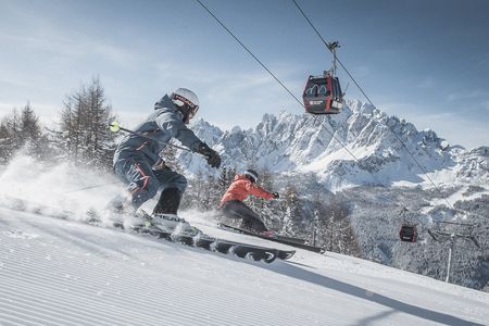 Glitzernde Schneeflächen treffen auf schroffe Felswände: Beim Skifahren im „3 Zinnen Dolomites“ nahe dem Naturhotel Leitlhof zeigt sich das UNESCO Welterbe Dolomiten voller Kontraste