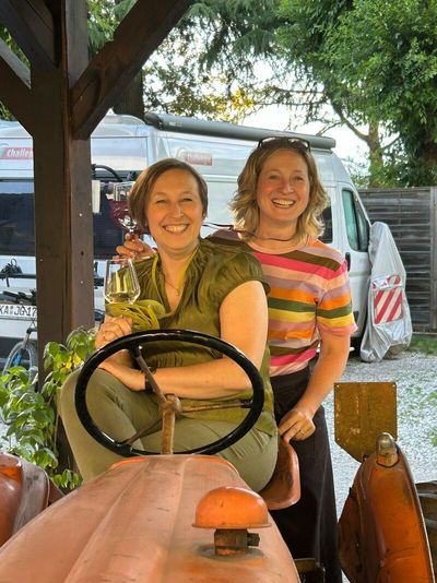 Familienbande im Hotel Campingpark Steiner in Leifers/Südtirol: Mit Leidenschaft, guter Laune und kreativen Ideen führen die beiden Gastgeberinnen Claudia und Petra Pfeifer das Erbe ihrer Familie gemeinsam in die Zukunft