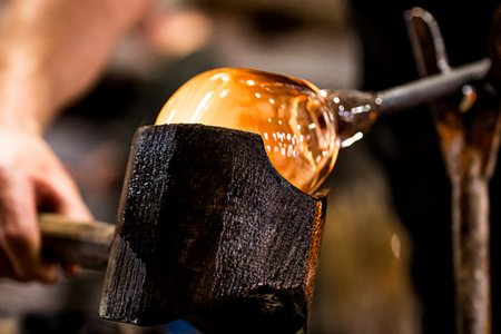 Heißes Handwerk mit langer Tradition: In Tschechiens Glashütten entsteht aus glühender Masse filigrane Kristallkunst