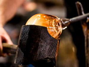 Heißes Handwerk mit langer Tradition: In Tschechiens Glashütten entsteht aus glühender Masse filigrane Kristallkunst Heißes Handwerk mit langer Tradition: In Tschechiens Glashütten entsteht aus glühender Masse filigrane Kristallkunst