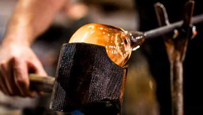 Heißes Handwerk mit langer Tradition: In Tschechiens Glashütten entsteht aus glühender Masse filigrane Kristallkunst