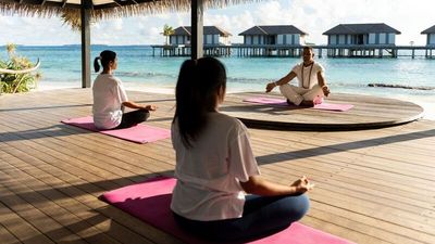 Der Morgen im Noku Maldives, Vignette Collection beginnt mit einer Meditation oder einer Yogastunde am Indischen Ozean