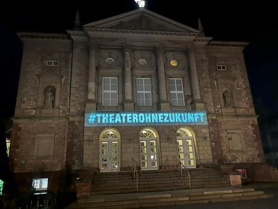 Das Deutsche Theater Göttingen startet die Aktion »Theater ohne Zukunft« mit einer Fassadenprojektion