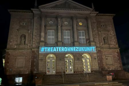 Das Deutsche Theater Göttingen startet die Aktion »Theater ohne Zukunft« mit einer Fassadenprojektion