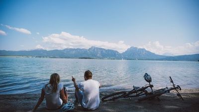 Die Füssener Forggensee-Radrunde führt in 30 Kilometern rund um das größte Binnengewässer im Allgäu. Wer mag, der kann das Bike auch mit aufs Schiff nehmen und die Strecke so abkürzen