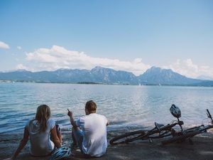 Die Füssener Forggensee-Radrunde führt in 30 Kilometern rund um das größte Binnengewässer im Allgäu. Wer mag, der kann das Bike auch mit aufs Schiff nehmen und die Strecke so abkürzen Die Füssener Forggensee-Radrunde führt in 30 Kilometern rund um das größte Binnengewässer im Allgäu. Wer mag, der kann das Bike auch mit aufs Schiff nehmen und die Strecke so abkürzen