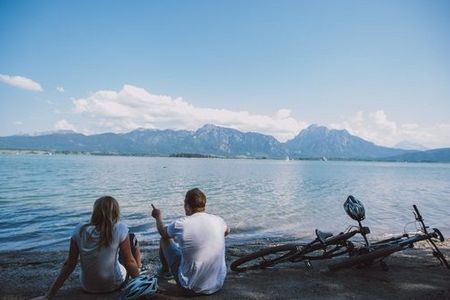 Die Füssener Forggensee-Radrunde führt in 30 Kilometern rund um das größte Binnengewässer im Allgäu. Wer mag, der kann das Bike auch mit aufs Schiff nehmen und die Strecke so abkürzen