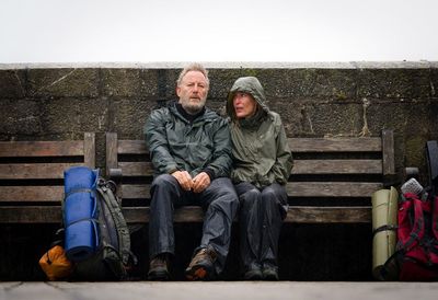Moth Winn (Jason Isaacs) und Raynor (Gillian Anderson) machen eine Pause