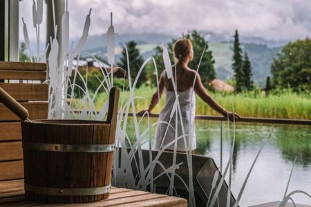 Zeit für sich – Zeit für Heilung. Während eines Fastenaufenthalts bei Haubers Naturresort in Oberstaufen genießen Gäste die Naturkulisse der Allgäuer Alpen und den großzügigen Wellnessbereich inklusive 2.500 Quadratmetern Naturbadesee