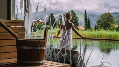 Zeit für sich – Zeit für Heilung. Während eines Fastenaufenthalts bei Haubers Naturresort in Oberstaufen genießen Gäste die Naturkulisse der Allgäuer Alpen und den großzügigen Wellnessbereich inklusive 2.500 Quadratmetern Naturbadesee