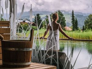 Zeit für sich – Zeit für Heilung. Während eines Fastenaufenthalts bei Haubers Naturresort in Oberstaufen genießen Gäste die Naturkulisse der Allgäuer Alpen und den großzügigen Wellnessbereich inklusive 2.500 Quadratmetern Naturbadesee Zeit für sich – Zeit für Heilung. Während eines Fastenaufenthalts bei Haubers Naturresort in Oberstaufen genießen Gäste die Naturkulisse der Allgäuer Alpen und den großzügigen Wellnessbereich inklusive 2.500 Quadratmetern Naturbadesee