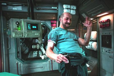 Andriy Melnyk (Volodymyr Kravchuk) hat einen Funkspruch von der Astronautin Catherine von einer fernen Raumstation erhalten