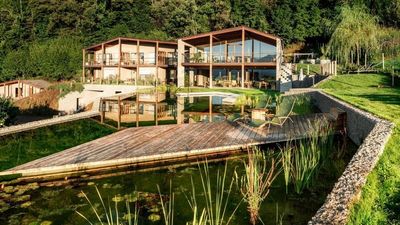 Ob Naturbadeteich, Salzwasserpool oder chlorfreies Schwimmbecken: Immer mehr „Roter Hahn“-Urlaubshöfe jenseits des Brenners setzen auf Badespaß ohne Chemie