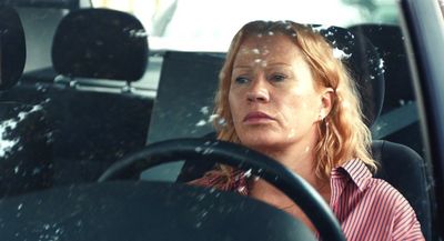 Ella (Birgit Minichmayr) navigiert nach Jessies Tod wie auf Autopilot durch ihren Alltag